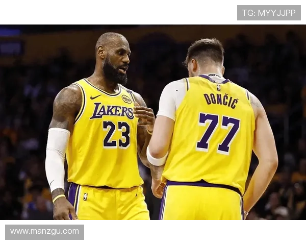 NBA赛季焦点：詹姆斯领衔湖人力争总冠军，勇士新星崛起引发热议